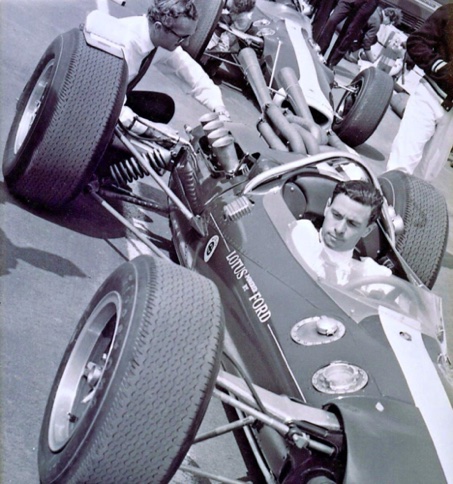Colin Chapman contrôle le train arrière de la Lotus 38 de Jim
Contribution Yves Clairac/Facebook